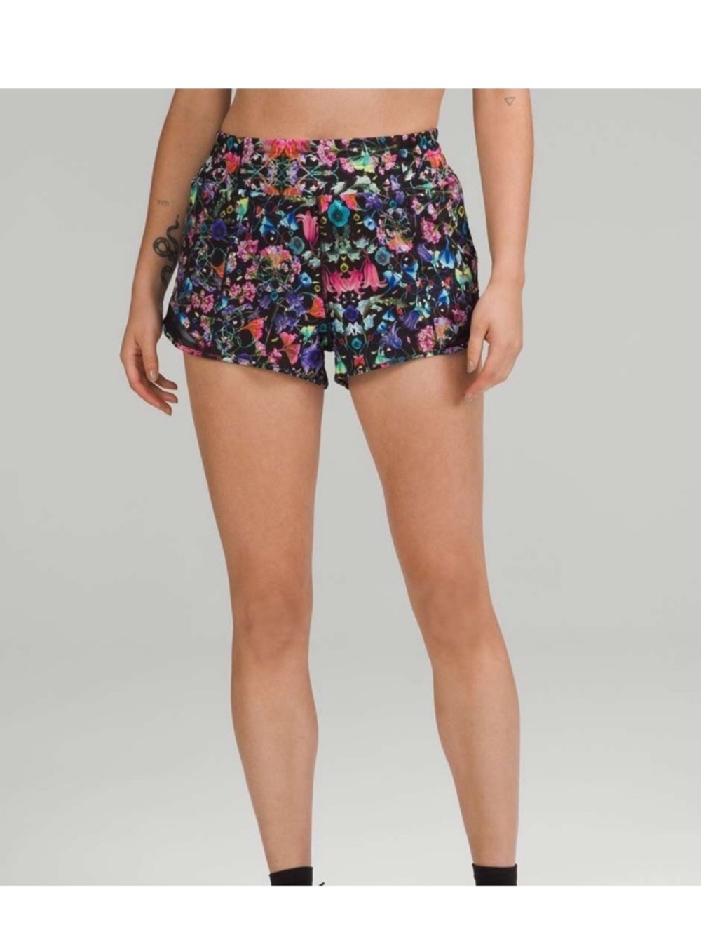 Lululemon Hotty Hot Low Rise 4” Inseam Shorts Flowerscope